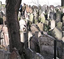 Dicht stehende Grabsteine auf dem Alten J&uuml;dischen Friedhof