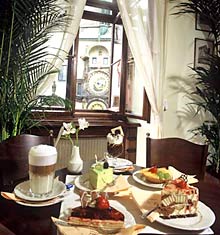 Fensterplatz mit Blick auf die Uhr