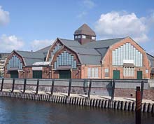 Blick &uuml;ber's Wasser auf die s&uuml;dliche Deichtorhalle