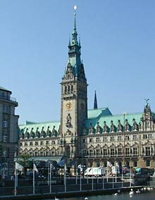 Blick aufs Rathaus von den Alsterarkaden Blick aufs Rathaus von den Alsterarkaden