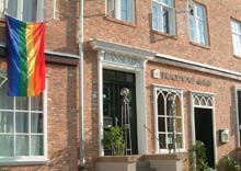Eingang zum Hotel / nebenan Frauencaf&eacute;