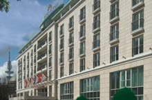 Eingangsportal zum Grand Elys&eacute;e