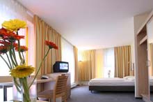helles gro&szlig;z&uuml;giges Zimmer f&uuml;r junge Menschen