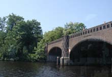 Krugkoppelbr&uuml;cke &uuml;berspannt die Alster in Harvestehude