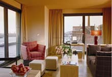 Wohnbereich einer Suite im Bordinghaus mit Elbblick