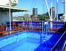 Pool an Deck des Museumsschiffes