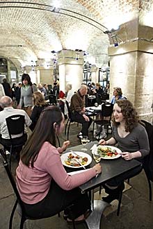 Caf&eacute; in the Crypt
