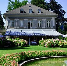 Terrasse und Garten des Restaurants