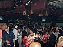 Tanzende Meute im Salsa!