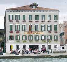 Das Hotel liegt direkt am Wasser