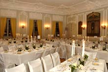 Festlich geschm&uuml;ckter Saal