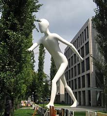 Walking Man in der Leopoldstra&szlig;e