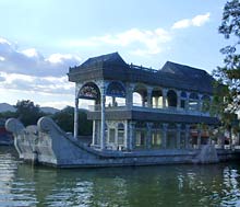 Steinerner Raddampfer mit Teehaus