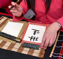 Für kunstvolle Kalligrafie braucht man spezielle Pinsel, Tusche und Papier Für kunstvolle Kalligrafie braucht man spezielle Pinsel, Tusche und Papier