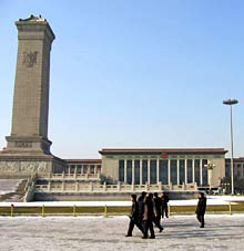 Das Denkmal f&uuml;r die Helden des Volkes neben der Gro&szlig;en Halle des Volkes