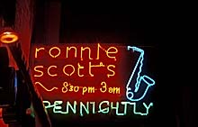 Leuchtschild vorm Ronnie Scott&lsquo;s