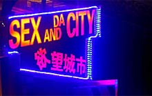 Vor der Bar Sex and da City