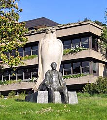 Statue vorm Gulbenkian-Museum