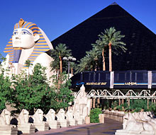 Eingang zum Hotel Luxor