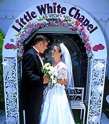 Hochzeitspaar vor der Kapelle