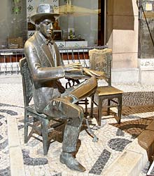 Fernando Pessoa vor seinem Lieblingscafé Fernando Pessoa vor seinem Lieblingscafé