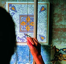 Hier werden Azulejos bemalt