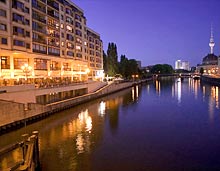 Das Hotel liegt direkt am Spree-Ufer Das Hotel liegt direkt am Spree-Ufer