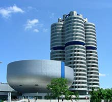 BMW-Museum neben dem BMW-Turm