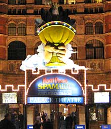 Eingang zu Spamalot im Palace Theatre