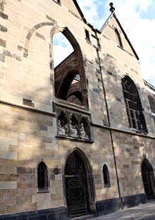 Restaurierte Stra&szlig;enfront von St. Alban