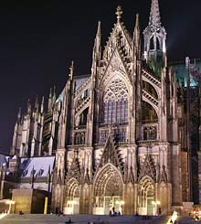 Das riesige Nordportal am Abend