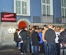 Schlange vor dem Theater