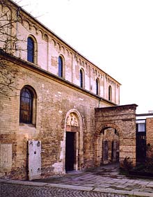 Portal von St. C&auml;cilien, Eingang zum Museum / © Museum Schn&uuml;tgen, Foto: Andreas Lechthape 