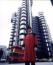 Waiter vorm Lloyd&lsquo;s Building