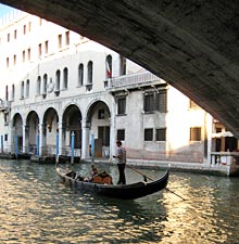 Gondel vor dem Fondaco dei Tedeschi
