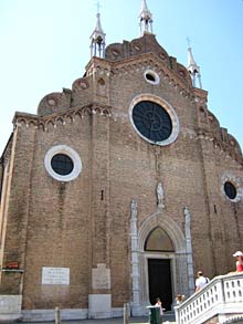 Schlichte Fassade der Kirche Santa Maria Gloriosa dei Frari