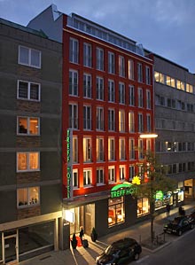 Fassade des Hotels in der D&auml;mmerung