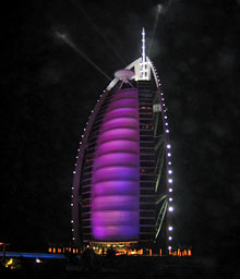 Der Burj leuchtet nachts in vielen Farben Der Burj leuchtet nachts in vielen Farben