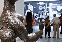 Besucher vor Picassos "Guernica"