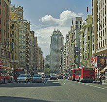 In der Gran Via wirkt Madrid gro&szlig;st&auml;dtisch