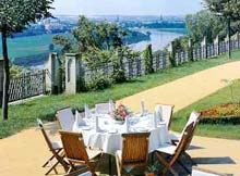 Terasse mit Aussicht auf die Elbe