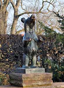 L&ouml;hner B&auml;r im Rosengarten