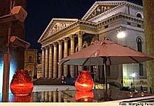 Tisch mit Blick auf die Oper