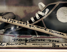 Handsignierte Schuhe und Drumsticks
