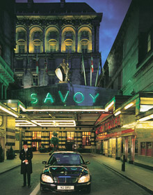 Blick auf den Eingang des Savoy