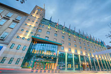 Abendliche Au&szlig;enansicht des Hotels ARCOTEL Wimberger in Wien