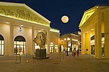 Castel Romano Outlet am Abend