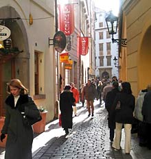 Belebte Gasse in Prag