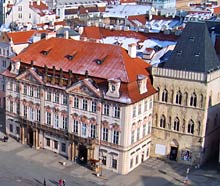 Das Haus zur Steinernen Glocke (rechts) neben dem Goltz-Kinsky-Palast
