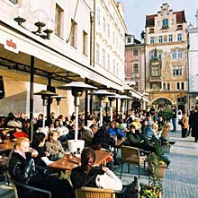 Stra&szlig;encaf&eacute; in der Prager Altstadt